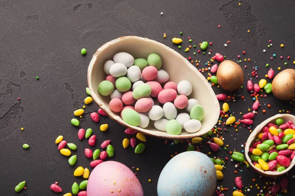 巧克力蛋装满五颜六色的糖果 — 图库照片