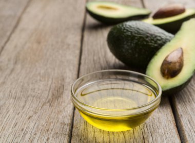 Taze avokado ve petrol