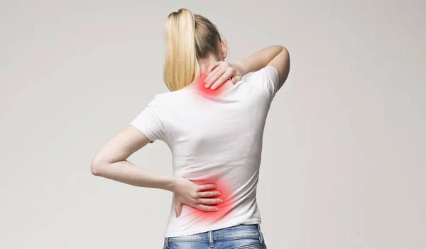 Escoliose. Problemas na coluna vertebral nas costas das mulheres . — Fotografia de Stock