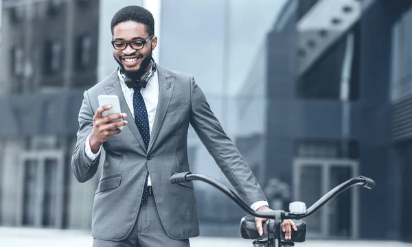 Επιχειρηματίας μηνύματα στο τηλέφωνο, στέκεται με το ποδήλατο — Φωτογραφία Αρχείου
