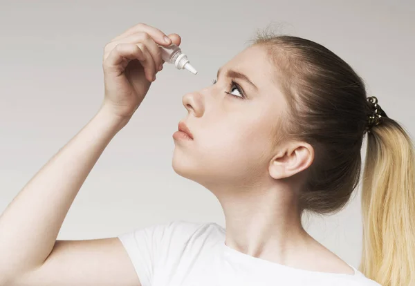 Young girl using disease contact eye drop — Stock Photo, Image