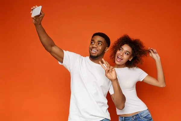 Glücklicher afrikanisch-amerikanischer Mann und Frau macht Selfie — Stockfoto