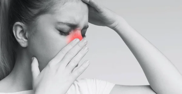 Femme malsaine dans la douleur touchant sa tête et son nez — Photo