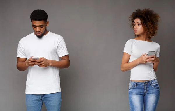 Sospetta donna gelosa guardando il suo fidanzato sms concentrati — Foto Stock