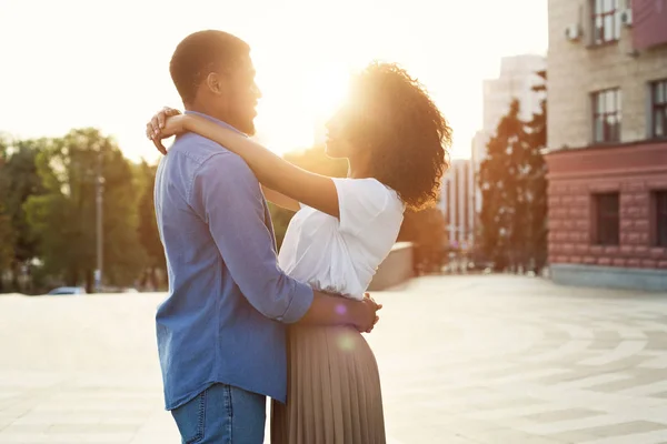 Casal apaixonado ter momentos ternos românticos ao pôr do sol — Fotografia de Stock