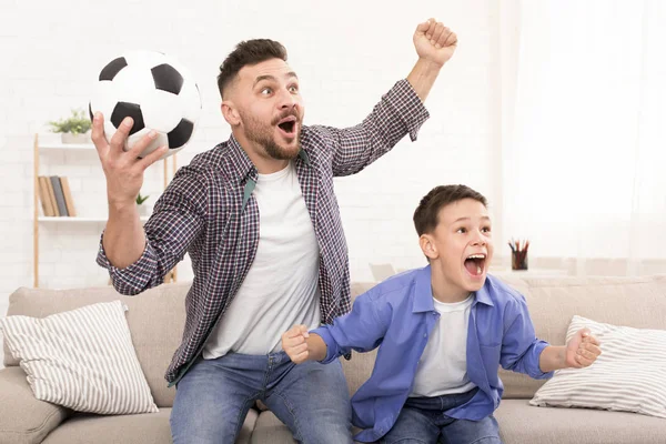 Vater und Sohn Fußballfans jubeln mit Fußballball — Stockfoto