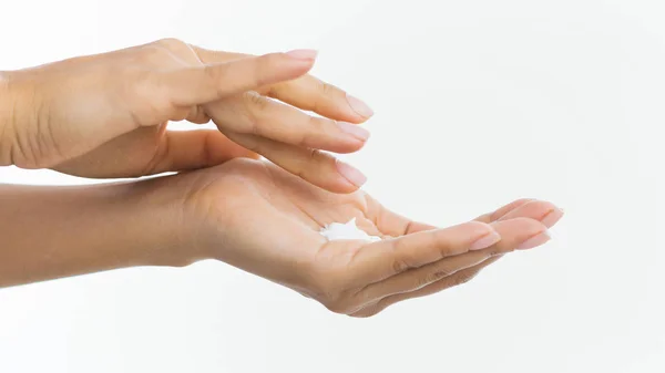 Soins de la peau. Femme appliquant de la crème hydratante sur ses mains — Photo