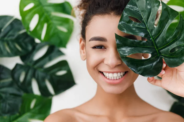 Beauté naturelle. Jeune femme avec une peau saine — Photo