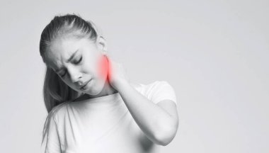 Genç kadın duygu yorgun ve boyun ağrısı acı