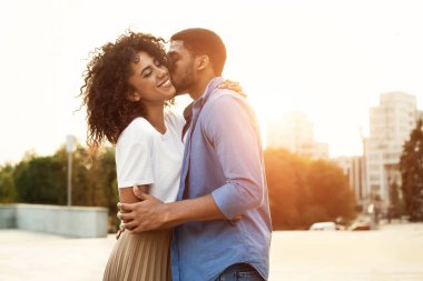 Hassas bir an. Adam kız arkadaşına aşk kelimeleri fısıldıyor