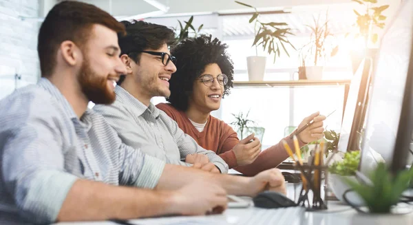 Groep jonge programmeurs die data code ontwikkelen — Stockfoto