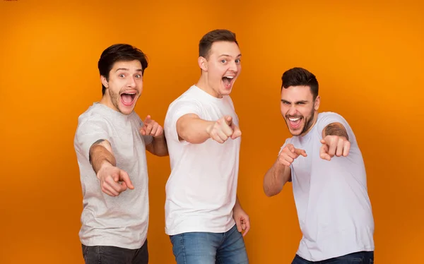 ¡Eh, tú! Amigos felices señalando con el dedo a la cámara —  Fotos de Stock