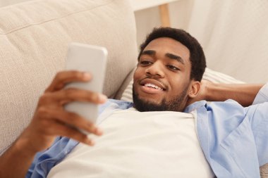 Afrikalı-Amerikalı adam yeni smartphone elinde tutan