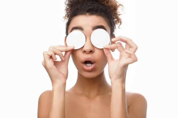 Mulher africana com almofadas de algodão no fundo branco — Fotografia de Stock