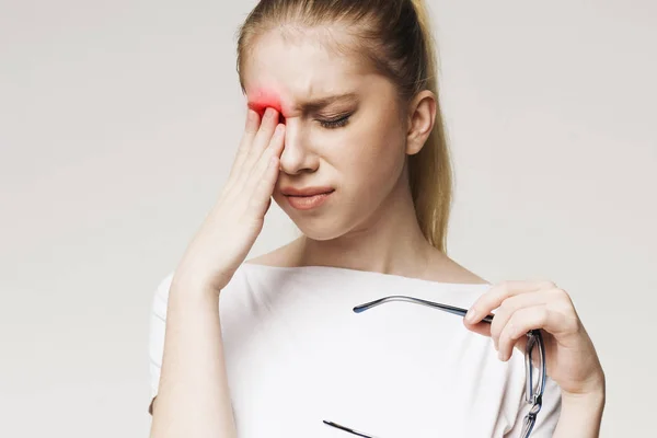 Güçlü göz ağrısı çeken ağlayan kadın — Stok fotoğraf