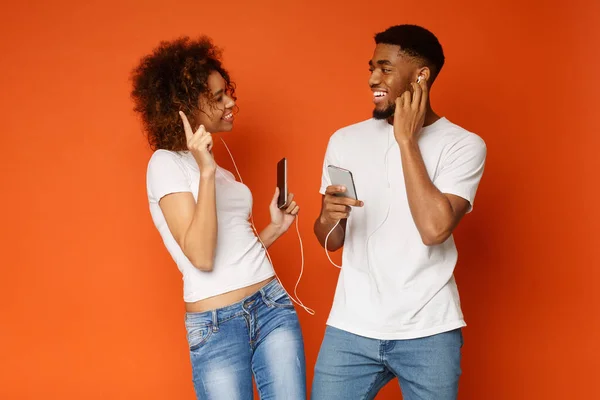 Alegre preto millennials ouvir música com novos fones de ouvido — Fotografia de Stock