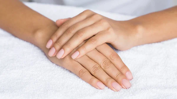 Γυμνό μανικιούρ. Γυναικεία χέρια σε λευκή πετσέτα — Φωτογραφία Αρχείου