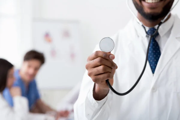 Doktor se stetoskem, zdravotnický personál, který pracuje na pozadí — Stock fotografie