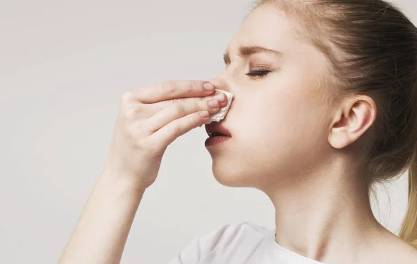 Молода жінка, яка страждає від кровотечі носа, панорама — стокове фото
