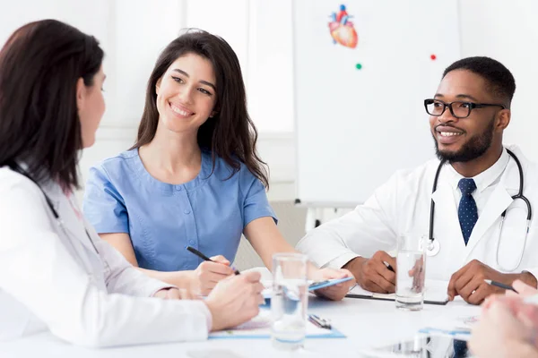 Conferência de Cardiologia. Diversos médicos discutem na reunião — Fotografia de Stock