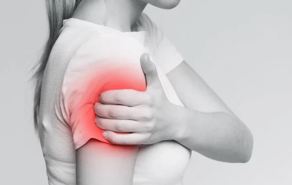 Corps féminin avec inflammation de la zone de l'épaule, douleurs musculaires — Photo
