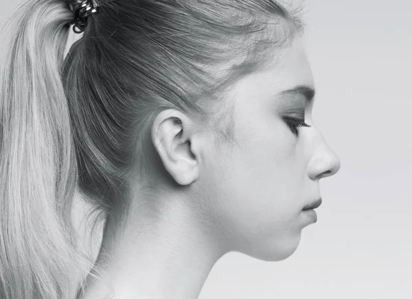 Preto e branco retrato de jovem mulher séria — Fotografia de Stock