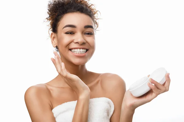 Cuidado de la piel. Mujer aplicando crema facial sosteniendo tarro con bálsamo — Foto de Stock