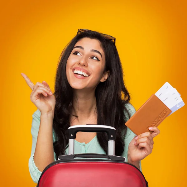 Mutlu turist bilet tutan ve parmak uzakta işaret