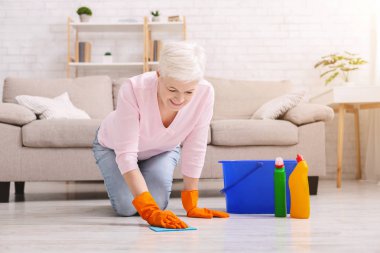 Olgun ev hanımı temizlik kat ev gülümseyen