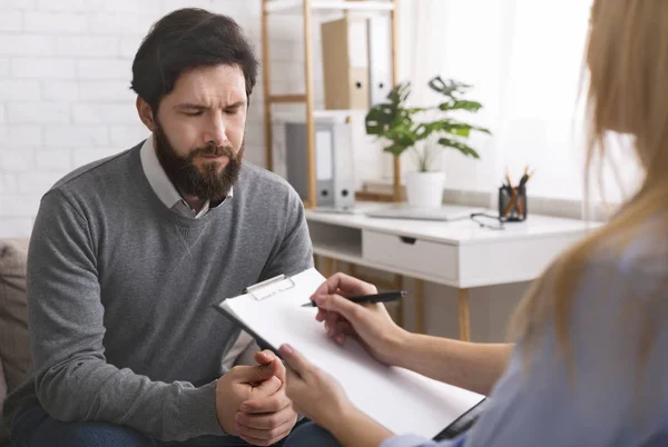 Homem estressado conversando com psicólogo, resolvendo seus problemas pessoais — Fotografia de Stock