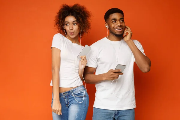 Homme et femme appréciant la musique préférée dans les écouteurs — Photo