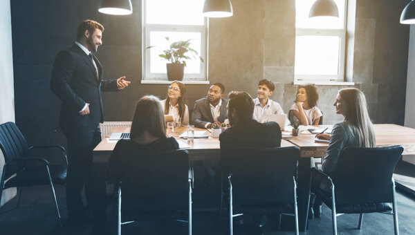 Деловые коллеги обсуждают планы проектов в офисе
