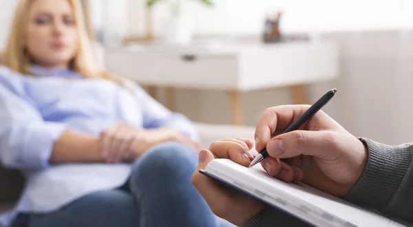 Psicoterapeuta profesional tomando notas, escuchando al paciente —  Fotos de Stock