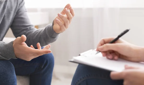 Psicoterapeuta escribiendo notas, evaluando la salud de los pacientes y dando diagnóstico — Foto de Stock