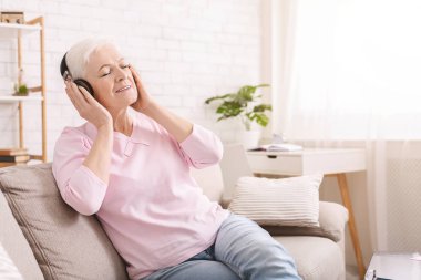 Evde kulaklık sesli kitap zevk Kıdemli kadın