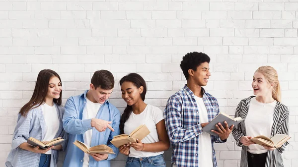 Preparazione degli esami. Adolescenti con libri in piedi sopra la parete luminosa — Foto Stock