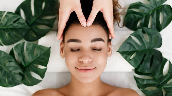 Massagem facial. menina afro-americana recebendo tratamento de spa — Fotografia de Stock