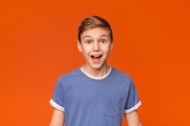 Şok olmuş çocuk ağzını açık tutup yüzüne dokunuyor.