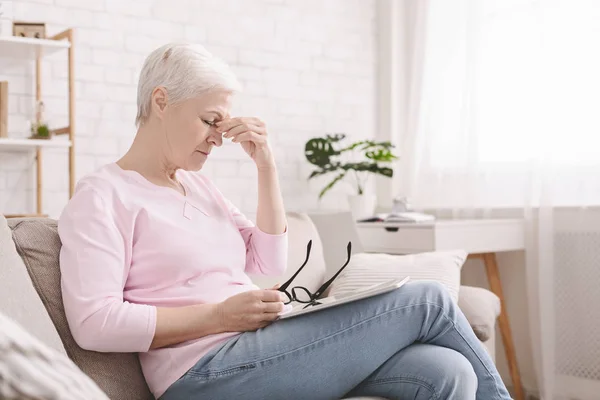 Donna anziana con problemi di vista utilizzando tablet — Foto Stock