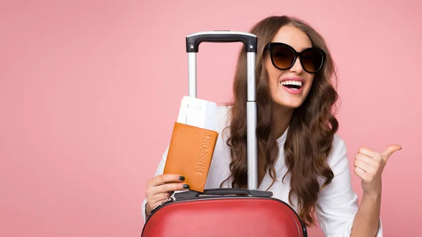 Flugreise. Frau mit Koffer zeigt Daumen nach oben — Stockfoto