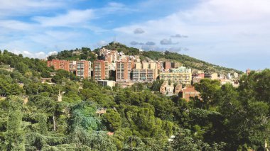 Tepelerde ağaçlarla çevrili apartmanlar