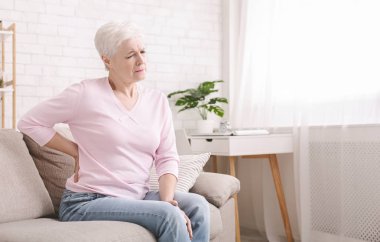 Üst düzey kadın evde sırt ağrısı acı