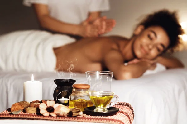 Femme bénéficiant d'un massage aromathérapie dans un spa de luxe — Photo