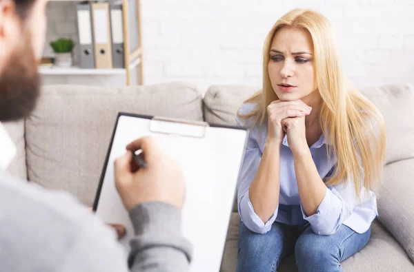 Psicóloga hablando con paciente mujer deprimida en el consultorio — Foto de Stock