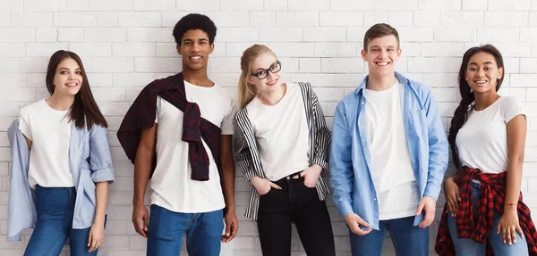 Studenti alla moda posa sul muro bianco, raccolto — Foto Stock