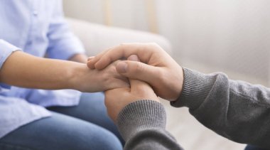 Psikolog hastasını teselli ediyor, destek jesti yapıyor