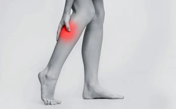 Mulher com panturrilha lesionada, massageando o músculo doloroso da perna — Fotografia de Stock