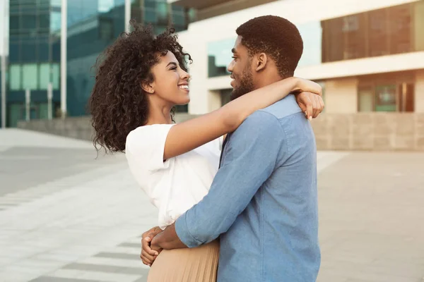 Deux rendez-vous. Paire romantique afro-américaine marchant en ville — Photo