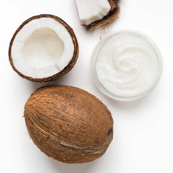 Beurre de coco et de noix de coco frais sur blanc — Photo