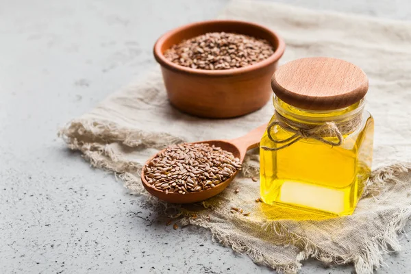 Aceite de linaza en botella — Foto de Stock